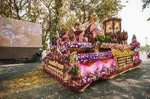 chiang mai, Tailandia - febbraio 04, 2023 fiore galleggia e sfilate il 46th annuale fiore Festival 2023 nel chiang mai, Tailandia foto