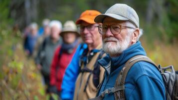 un' anziano principale un' gruppo di pensionati su un' natura camminare in mostra loro amore per il all'aperto e loro capacità per Piano e coordinata piacevole attività per altri. th foto