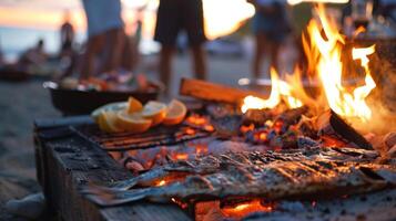 fiamme sfarfallio e il odore di grigliato pesce riempimenti il aria come gruppi di amici cucinare insieme al di sopra di un' spiaggia fuoco fossa godendo il semplice S di spiaggia vita foto