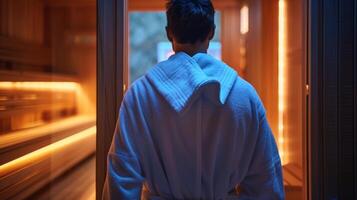 un' persona indossare un' accappatoio passo su di il sauna dopo un' sessione sensazione eccitato e rinvigorito Grazie per il pubblicazione di endorfine e migliorato fluire. foto