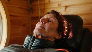 un' cliente ricevente chiropratica aggiustamenti mentre contemporaneamente godendo il calore e rilassamento di un infrarosso sauna sessione. foto