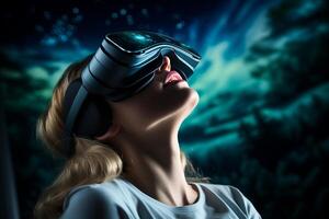 un' donna con entusiasmo immerge se stessa nel virtuale la realtà e Augmented tecnologia, indossare un' cuffia e interagendo con il digitale mondo. foto