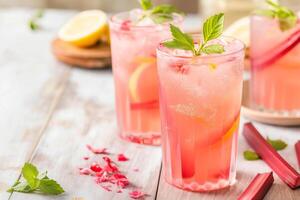rinfrescante rosa rabarbaro limonata nel bicchieri con menta contorno, adatto per estate feste, picnic, o madri giorno brunch foto