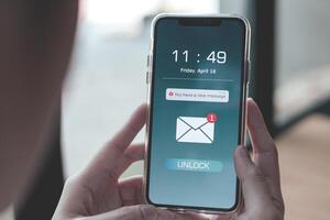 elettronico posta. notifica di nuovo Messaggio Posta in arrivo su mobile Telefono. concetto di marketing e attività commerciale di e-mail, newsletter, e in linea Internet coordinazione foto