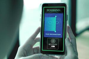 sicurezza sistema con facciale riconoscimento, viso id. donna sblocca smartphone con biometrico identificazione scansione, personale verifica foto