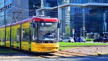 varsavia, Polonia. 11 aprile 2024. auto traffico a corsa ora nel centro la zona di il città. città centro con macchine e edifici nel il sfondo. foto