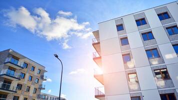 moderno appartamento edificio nel soleggiato giorno. esterno, Residenziale Casa facciata. Residenziale la zona con moderno, nuovo e elegante vivente bloccare di appartamenti. foto