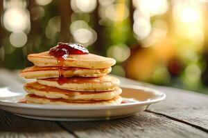 pila di d'oro Pancakes piovigginato con sciroppo su un' bianca piatto, con bokeh sfondo, adatto per Shrove martedì, prima colazione cucina, e cibo blog foto