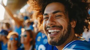 gioioso africano americano maschio gli sport fan nel blu maglia festeggiare a un' stadio durante un' calcio gioco, raffigurante eccitazione e lavoro di squadra relazionato concetti, gli sport eventi, fan cultura foto