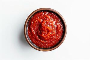 ciotola di vivace rosso pomodoro salsa isolato su un' bianca sfondo, superiore Visualizza, Perfetto circolare forma foto