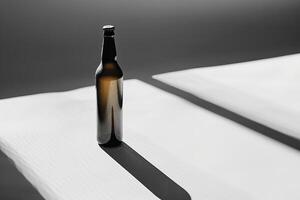 elegante birra bottiglia getto un' lungo ombra su un' liscio, leggero superficie, minimalista estetico foto