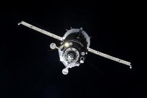 la nave dell'equipaggio soyuz ms-19 che trasporta tre membri dell'equipaggio russi si avvicina alla stazione spaziale internazionale per un attracco al modulo rassvet foto