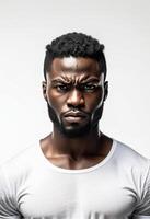 fiducioso giovane africano uomo nel un' bianca camicia in posa contro un' leggero sfondo, adatto per nero storia mese e se stesso Potenziamento temi foto