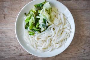 Tagliatelle di vermicelli e cibo tailandese di verdure, spaghetti di riso tailandesi su piatto bianco foto