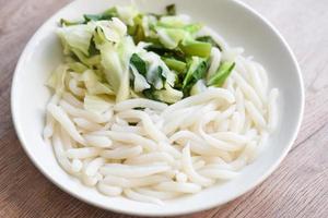 spaghetti di riso tailandesi su piatto bianco, spaghetti di vermicelli e cibo tailandese di verdure foto