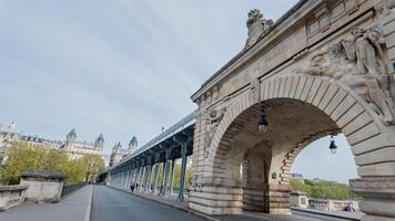 architettonico Visualizza di il iconico pont de bir hakeim su un' chiaro primavera giorno, Parigi, Francia, aprile 14, 2024, Perfetto per viaggio e storia temi foto