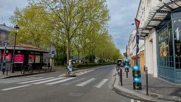 silenzioso primavera giorno nel Parigi, Francia con vivace verde alberi liner un' tranquillo strada, catturato su aprile 14, 2024, ideale per viaggio e di stagione temi foto