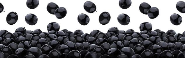 caduta nero olive isolato su bianca sfondo, mucchio di nero sottaceto olive, senza soluzione di continuità modello foto
