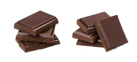 barrette di cioccolato fondente isolate su sfondo bianco. pila di pezzi di cioccolato, primo piano foto