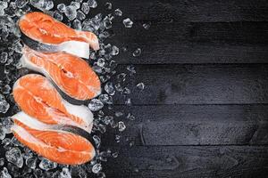 salmone bistecche su ghiaccio foto