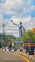 jepara, Indonesia su gennaio 21, 2024. un' incrocio stradale nel jepara dove nel il mezzo Là è un' statua di nostro signora kartini. foto