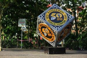 Kuala grumo, Malaysia su Maggio 21 2023. un' a forma di cubo monumento per commemorare dirgahayu bandar raya Kuala Lumpur 1972 - 2022. collocato nel città centro foto