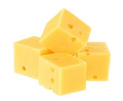 pezzi di formaggio isolato su bianca foto