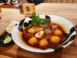 uno di il firma ramen a partire dal un' ramen specialista ristorante. frutti di mare tom yum ramen. foto