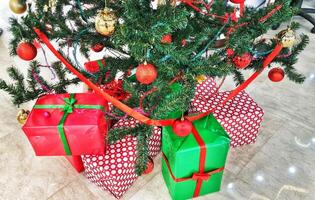 mucchio i regali sotto il Natale albero. allegro Natale. colorato i regali. foto