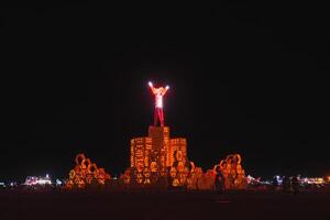 ore notturne deserto Festival opera d'arte installazione a umano figura struttura. foto