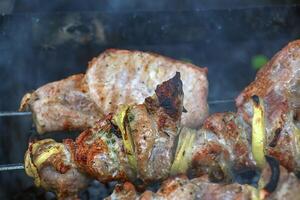 cucinando kebab su un' griglia con Fumo. fresco Marrone bbq carne cucinato su un all'aperto griglia foto