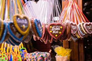 Pan di zenzero cuori a Tedesco Natale mercato. Berlino, Norimberga, Monaco, fulda natale, Pasqua mercato nel Germania. lebkuchen - tradizionale Zenzero pane biscotti allegro natale, contento vacanze. foto