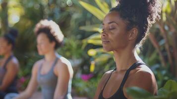 un' gruppo di donne godendo un' tranquillo, calmo all'aperto yoga sessione circondato di un' sereno e tranquillo giardino. foto