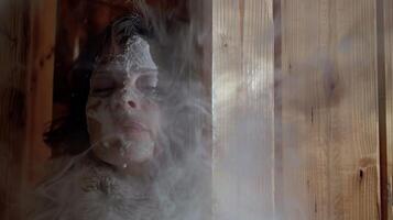 il sauna porta altalene Aperto rivelatrice un' donna coperto nel pietra di luna polvere parte di sua preparazione per il pieno Luna raccolta nel il sauna. foto