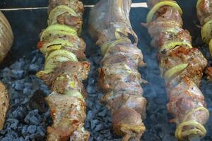 cucinando kebab su un' griglia con Fumo. fresco Marrone bbq carne cucinato su un all'aperto griglia foto