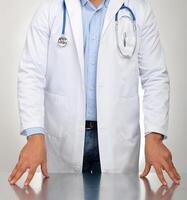 medico con mani riposo su il tavolo per visita medica foto