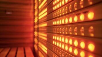 un' avvicinamento di il infrarosso saune riscaldamento pannelli emitting onde di infrarosso leggero creduto per trat più profondo in il corpo e fornire maggiore dolore sollievo per emicrania. foto
