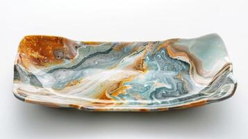 un' foto di un' ceramica piatto con un' marmorizzato design raggiunto attraverso un' unico vetri tecnica e ispirato di il naturale modelli trovato nel pietre preziose.