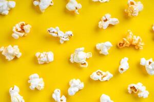 Popcorn modello su giallo sfondo. superiore Visualizza, piatto posare foto