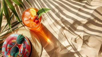 colorato spiaggia Accessori e un' freddo bevanda su sabbioso spiaggia con palma ombre. foto