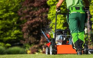 benzina aeratore spinto di caucasico giardino lavoratore foto