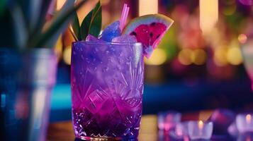 un' vivace viola cocktail fatto con un' unico mescolare di Locale Gin e tropicale frutta succhi di frutta servito nel un' raffreddato bicchiere foto