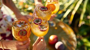 un' gruppo di amici godendo un' vivace arancia e passione frutta Sangria fatto con bianca vino fresco frutta e un' trattino di passione frutta sciroppo foto