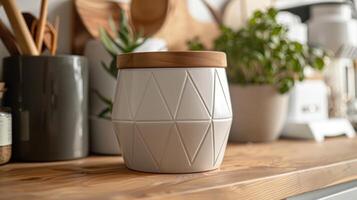 un' minimalista ceramica e vaso con un' geometrico design e un' di legno coperchio. il semplice e elegante design fa esso Perfetto per un' moderno e minimalista cucina. foto