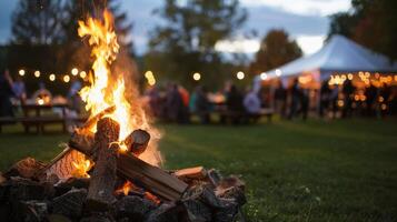 un' falò scoppiettante nelle vicinanze aggiungendo calore e ambiance per il all'aperto evento foto