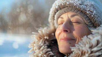 come sua sessione arriva per un fine il donna si sente rinfrescato e ringiovanito pronto per viso il freddo inverno aria una volta ancora. foto