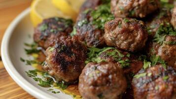 tenero Polpette di Turco origine perfettamente carbonizzato e cucinato per perfezione. ogni mordere è un' scoppiare di y bontà con un' toccare di sapidità a partire dal il Limone succo piovigginato ove foto