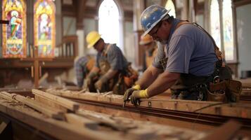 un' gruppo di qualificato artigiani instancabilmente opera su il restauro di un' storico Chiesa accuratamente ripristino il originale macchiato bicchiere finestre e riparazione il ornato Woode foto