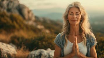 Abbracciare una persona un' olistica approccio per la pensione un' maturo donna trova equilibrio e armonia nel tutti e due sua fisico e mentale benessere attraverso all'aperto yoga ast un' naturale paesaggio foto