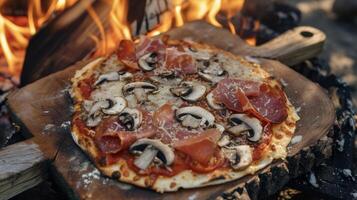 un' acquolina in bocca fuoco di bivacco Pizza scoppiando con sapori a partire dal il italiano campagna. croccante e gommoso Crosta sormontato con robusto pomodoro salsa terroso funghi e salato prosciutto foto